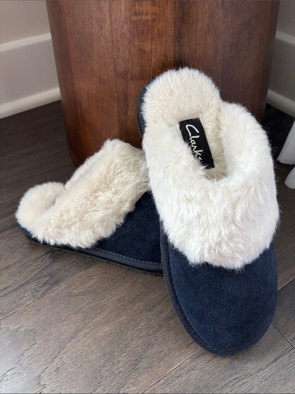 Clarks Cow Suede leather upper,plush shearling/faux lining,grip sole,open back